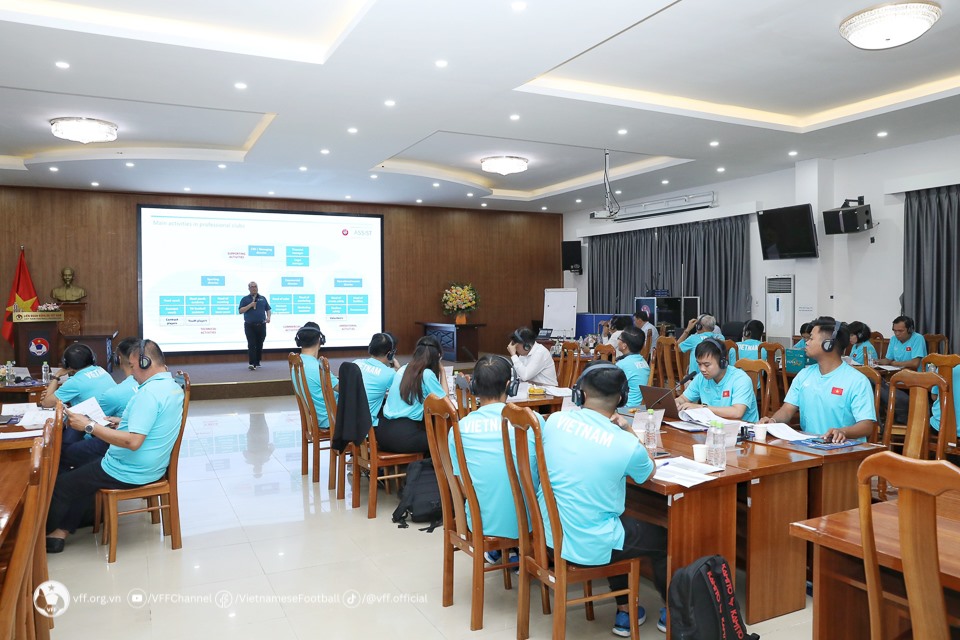 Đại diện 14 đội bóng V.League tham gia hội thảo phát triển các giải bóng đá chuyên nghiệp Việt Nam Ảnh: VFF