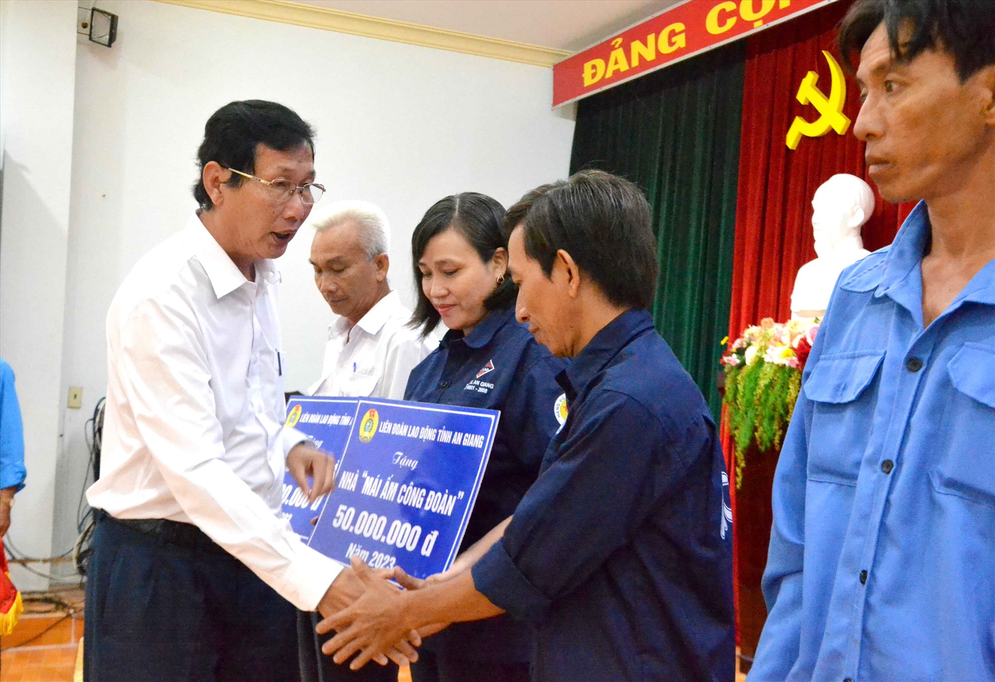 Phó Chủ tịch UBND tỉnh An Giang Lê Văn Phước tặng Mái ấm Công đoàn cho đoàn viên khó khăn nhà ở. Ảnh: Lâm Điền