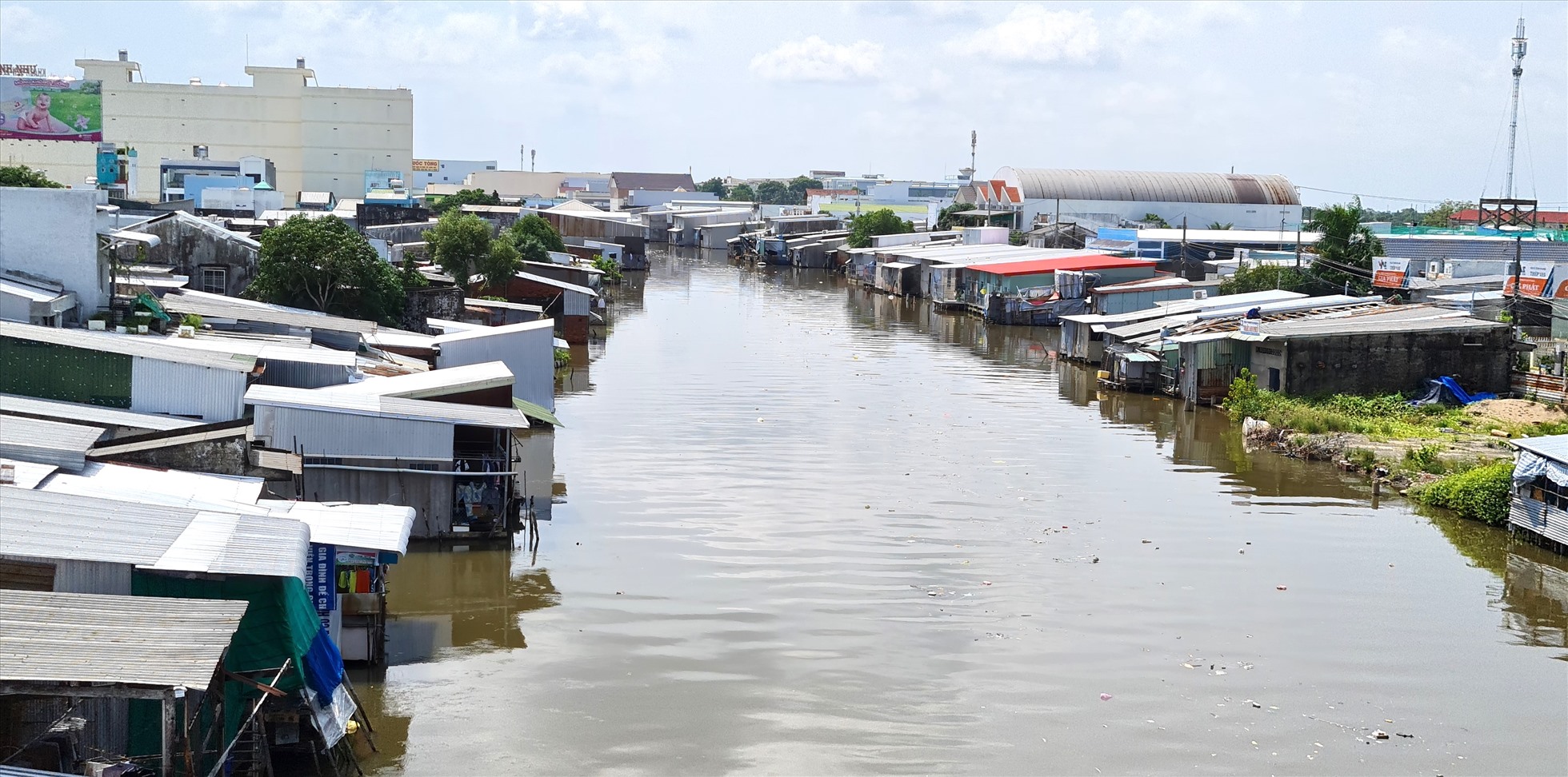 Tập quán xây nhà ven sông tại tỉnh Cà Mau đang  đối mặt với nguy cơ sạt lở, ảnh hưởng đến đời sống của người dân cần được di dời vào nơi an toàn. Ảnh: Nhật Hồ