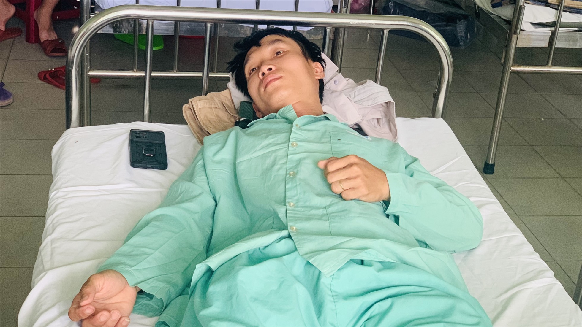 Trong lúc giám sát thi công, ông Toàn bị chủ thầu đánh nhập viện trong tình trạng đa chấn thương, hiện đang điều trị tại bệnh viện đa khoa Quảng Nam. Ảnh Hoàng Bin