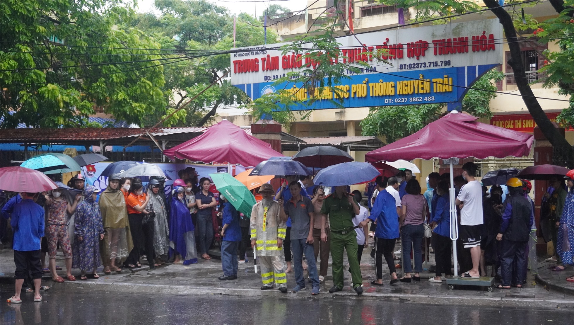 Tương tự, tại điểm thi Trường THPT Nguyễn Trãi (TP.Thanh Hóa) nhiều phụ huynh đã đưa con đến điểm thi từ rất sớm. Ảnh: Quách Du