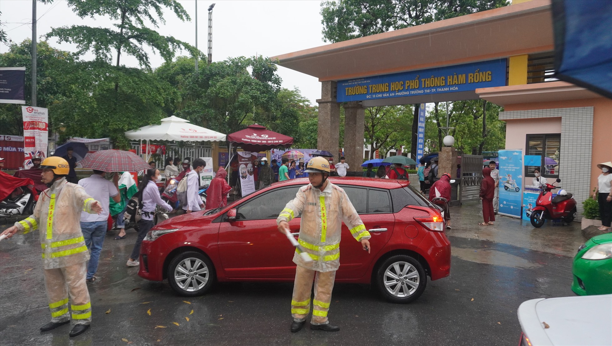 Ghi nhận của Lao Động, trong sáng ngày 9.6, hàng nghìn phụ huynh ở TP.Thanh Hóa đã đưa con đến các điểm thi trong tiết trời mưa lớn. Ảnh: Quách Du