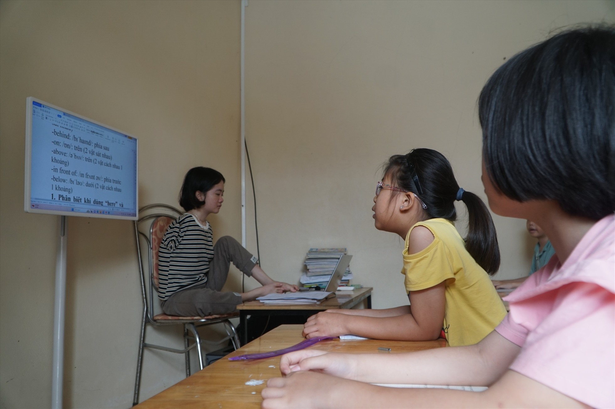 Cô giáo Lê Thị Thắm với lớp học tình thương tại nhà. Ảnh: Q.D