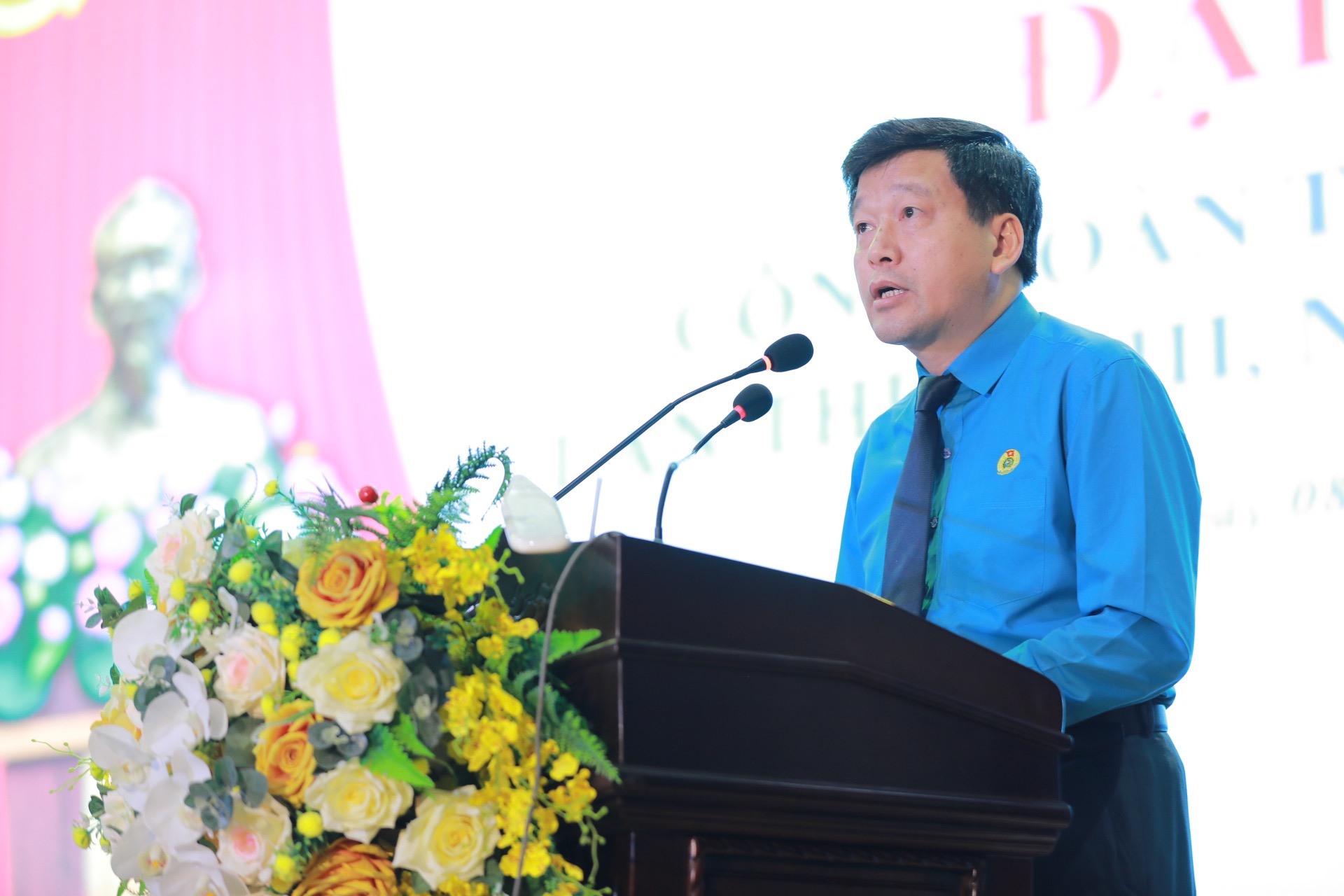 Ông Kha Văn Tám - Chủ tịch Liên đoàn Lao động tỉnh Nghệ An phát biểu tại đại hội. Ảnh: Quỳnh Trang