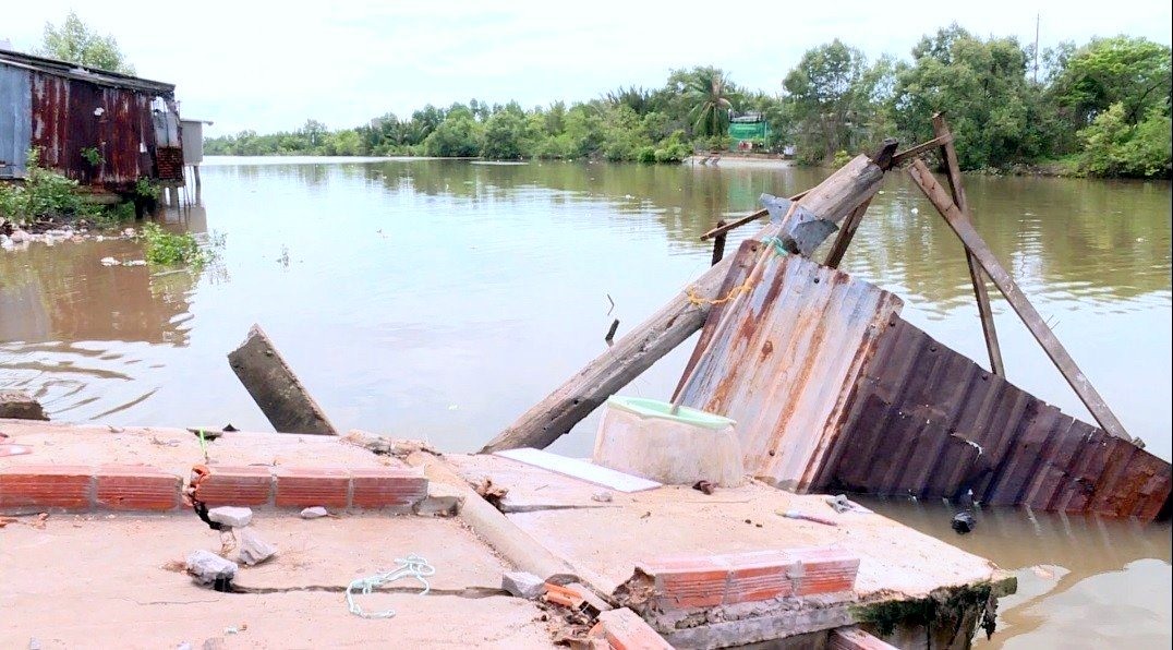 Một căn nhà trôi xuống sông sau vụ sạt lở tối ngày 8.6 tại tỉnh Bạc Liêu. Ảnh: Nhật Hồ