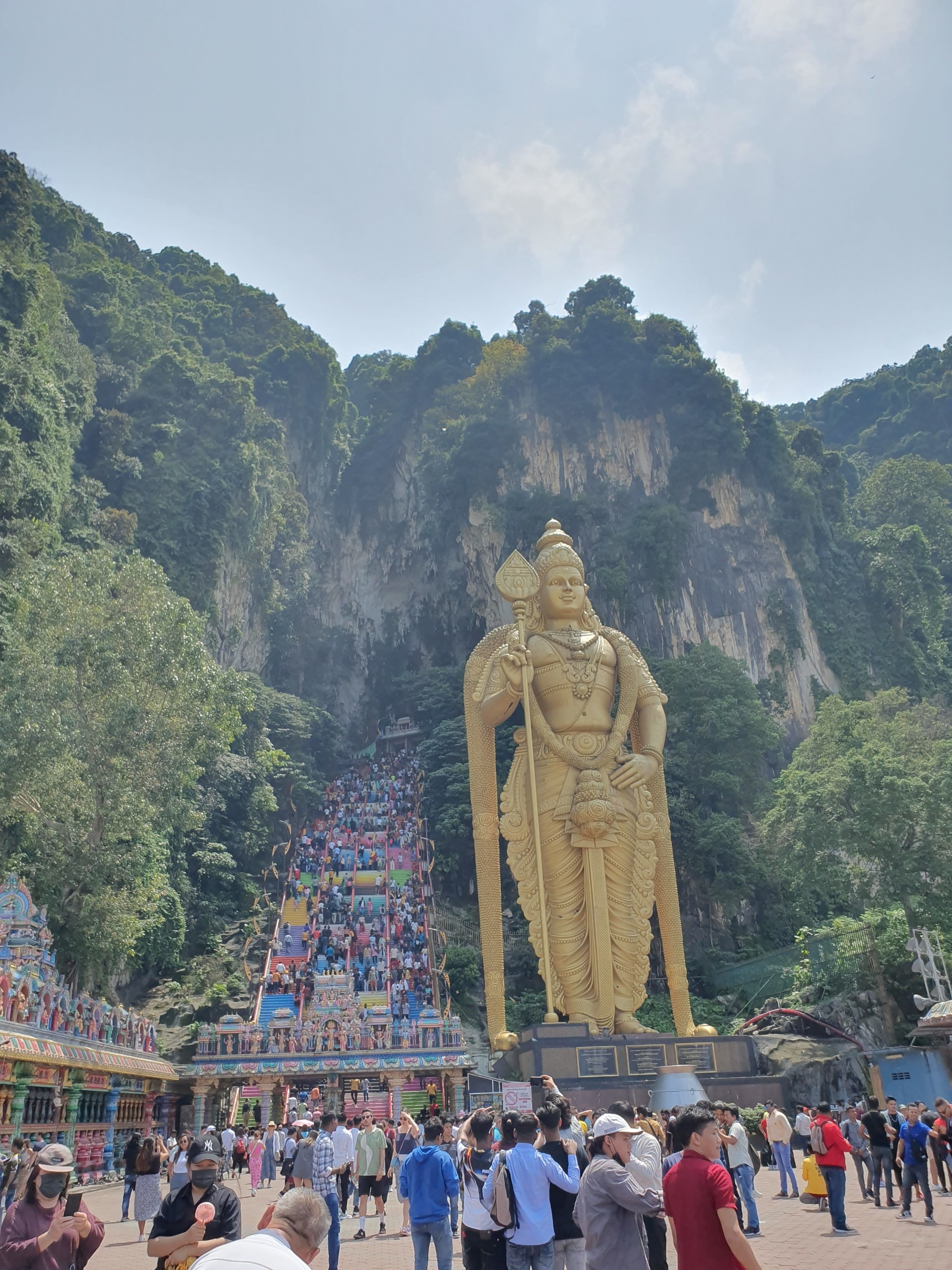 Trước động Batu.