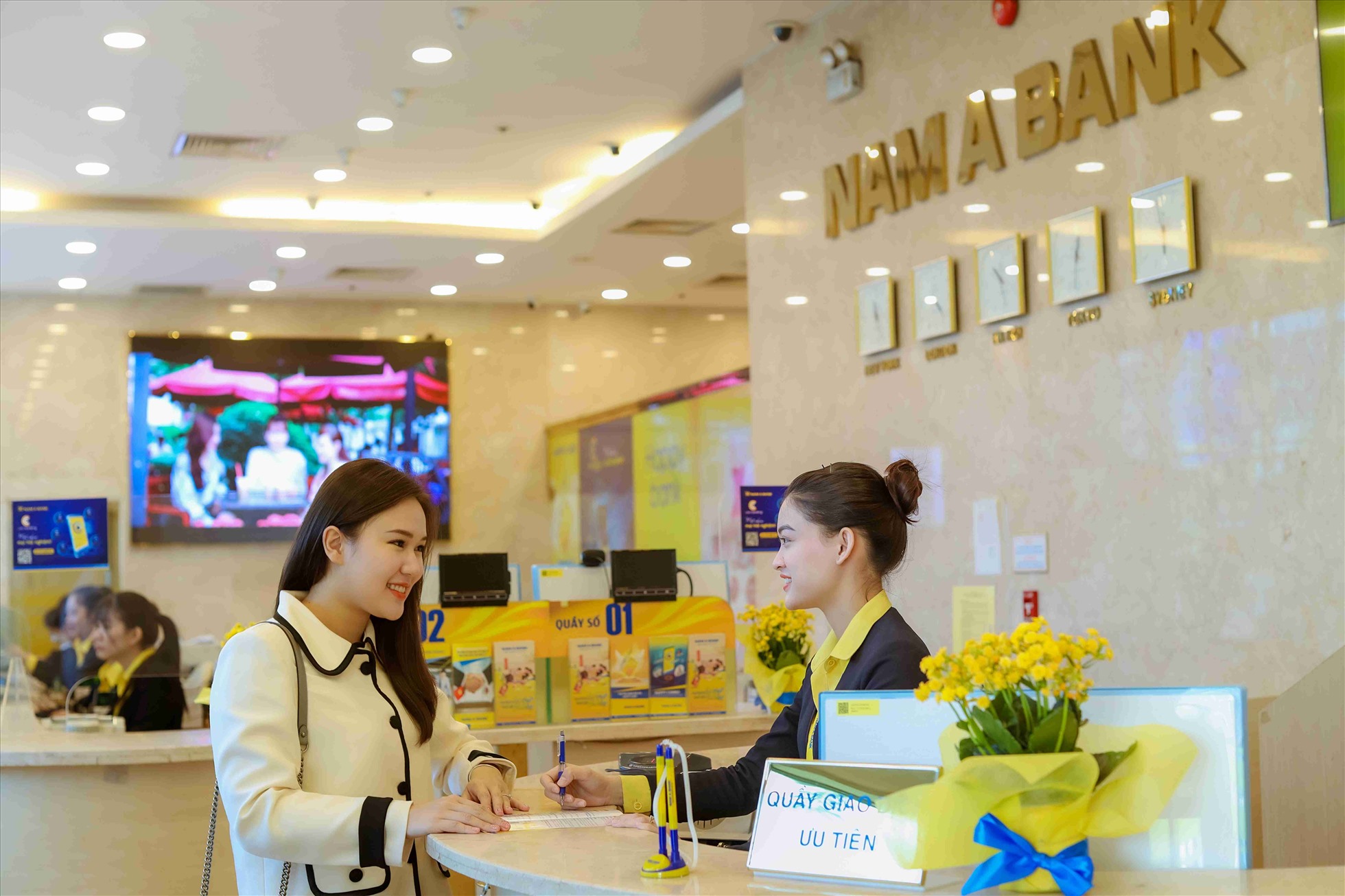 Khách hàng giao dịch tại Nam A Bank