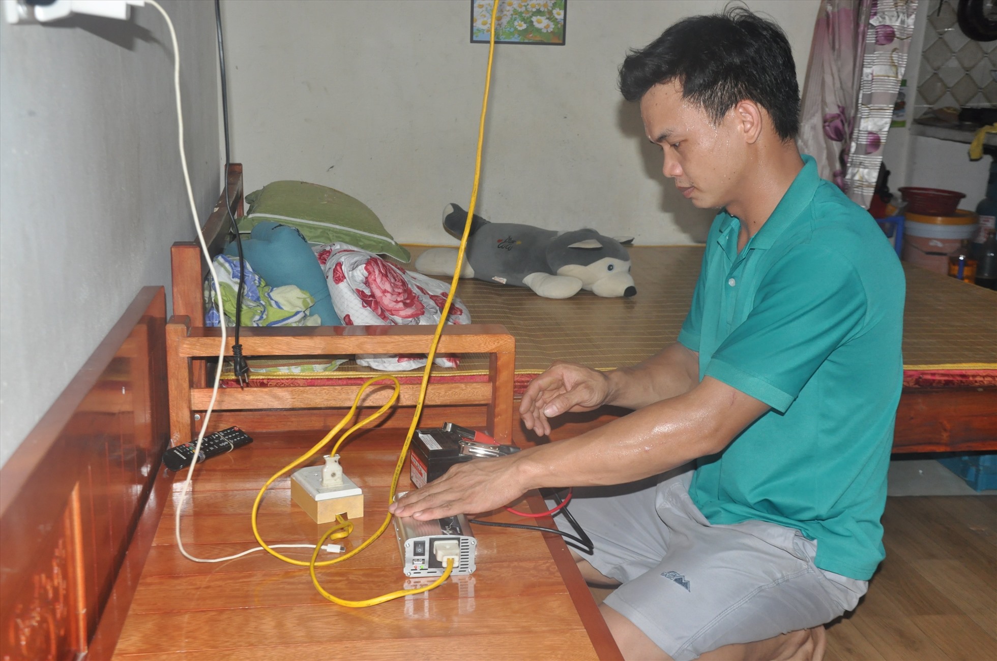 Theo anh Tuấn, điện từ bình ắc quy cũ sẽ được khoảng 2-3 giờ đồng hồ. Tuy vậy, cả gia đình anh cũng không thể ngủ được vì nóng.