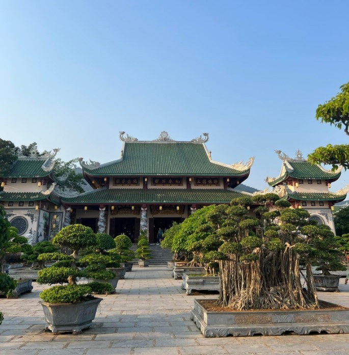 Khuôn viên chùa Linh Ứng Bãi Bụt rất rộng, với nhiều công trình kiến trúc đồ sộ.