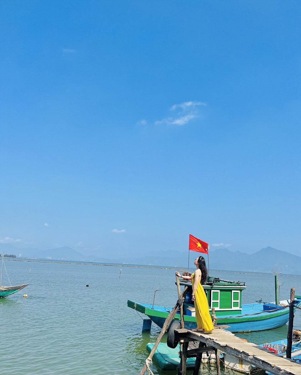 Dưới chân cầu Thuận Phước, có rất nhiều điểm nhìn ra vịnh Đà Nẵng chụp ảnh rất đẹp.