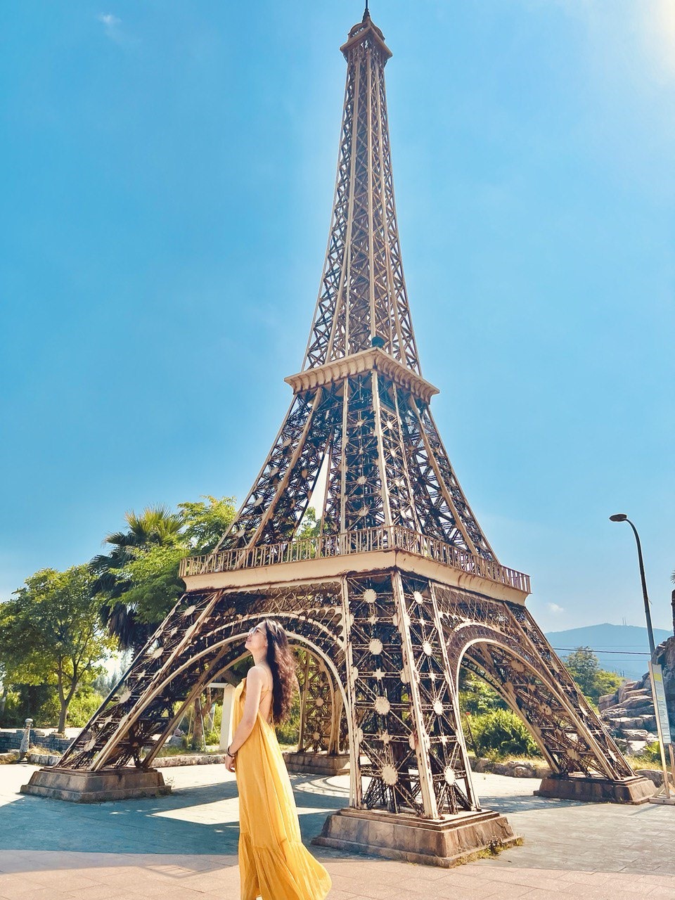 Du khách thích thú chụp ảnh với tháp Eiffel phiên bản thu nhỏ ở Công viên kỳ quan thế giới Đà Nẵng.