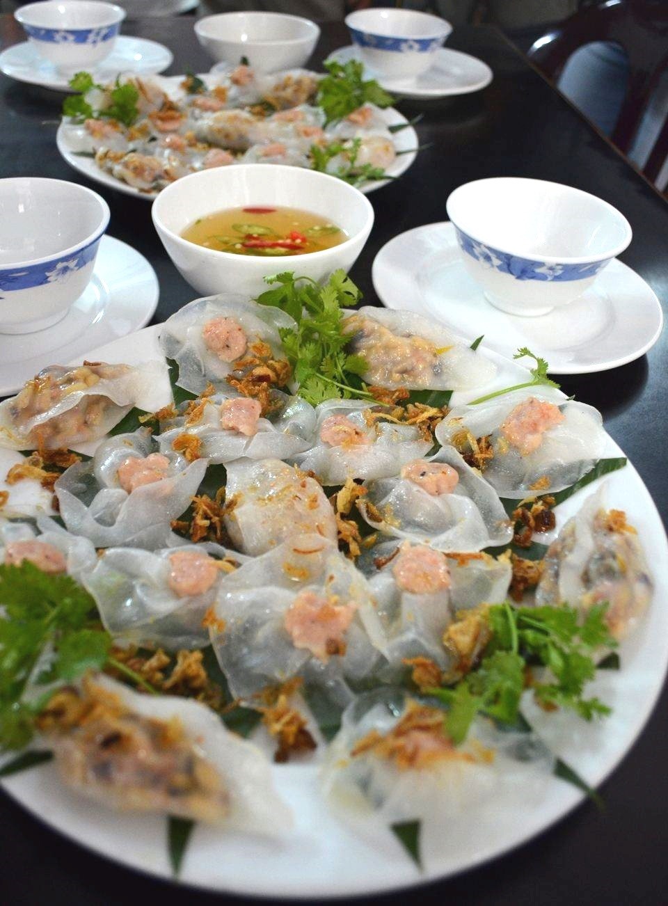 Bánh hoa hồng trắng gồm bánh bao và bánh vạc xếp chung một đĩa, bài trí đẹp như một bông hồng trắng đang nở rộ