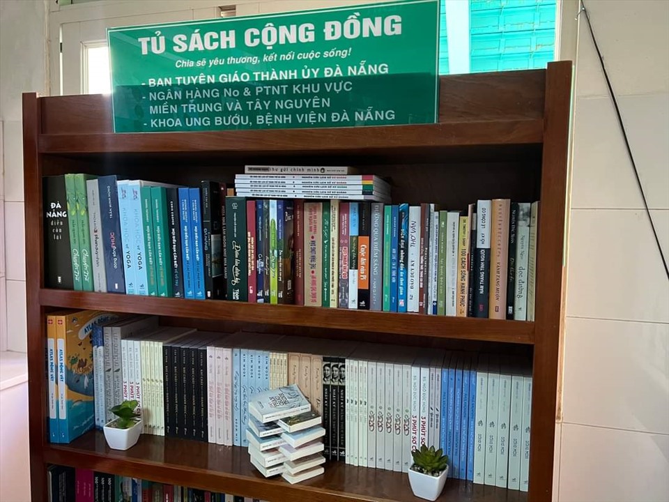 Tủ sách yêu thương của bệnh viện Đà Nẵng. Ảnh: Phòng CTXH, bệnh viện Đà Nẵng