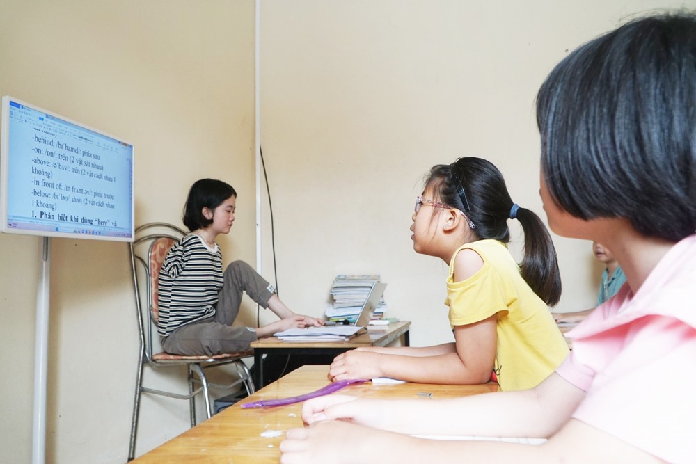 Cô giáo Lê Thị Thắm mở lớp day tiếng Anh ngay tại nhà. Ảnh: Quách Du
