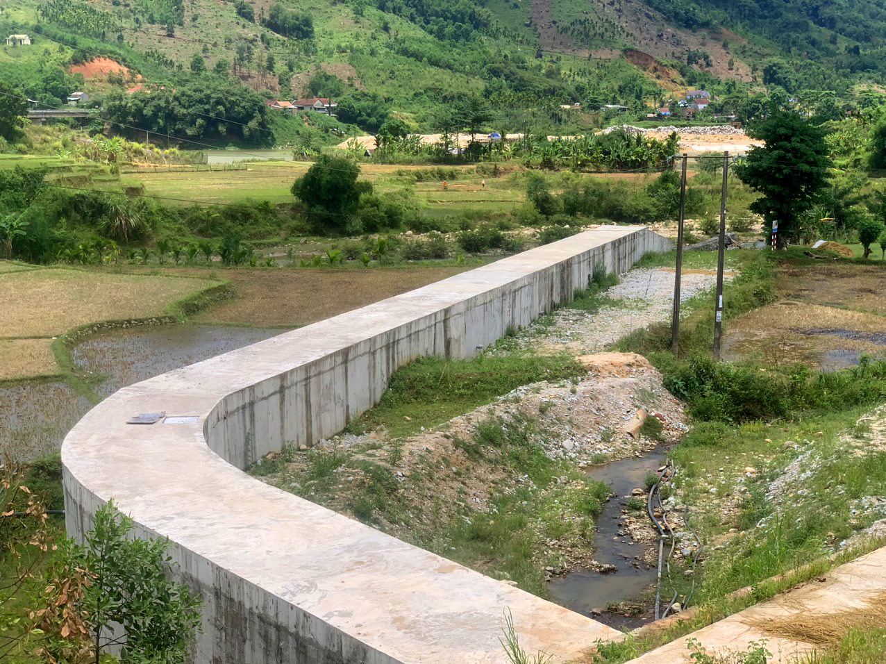 Tuyến kênh xả của thủy điện Đăk Ba được thi công khi chưa có giấy phép xây dựng. Ảnh: Ngọc Viên
