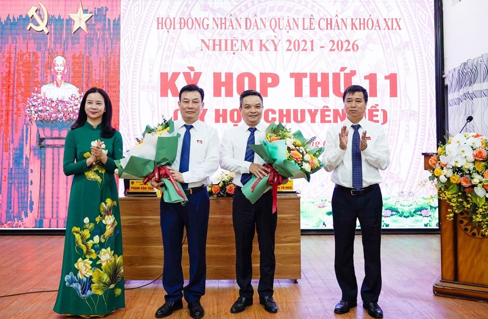 Lãnh đạo quận Lê Chân tặng hoa chúc mừng ông Nguyễn Văn Phiệt và ông Nguyễn Hoàng Linh. Ảnh: Cổng TTĐT Hải Phòng