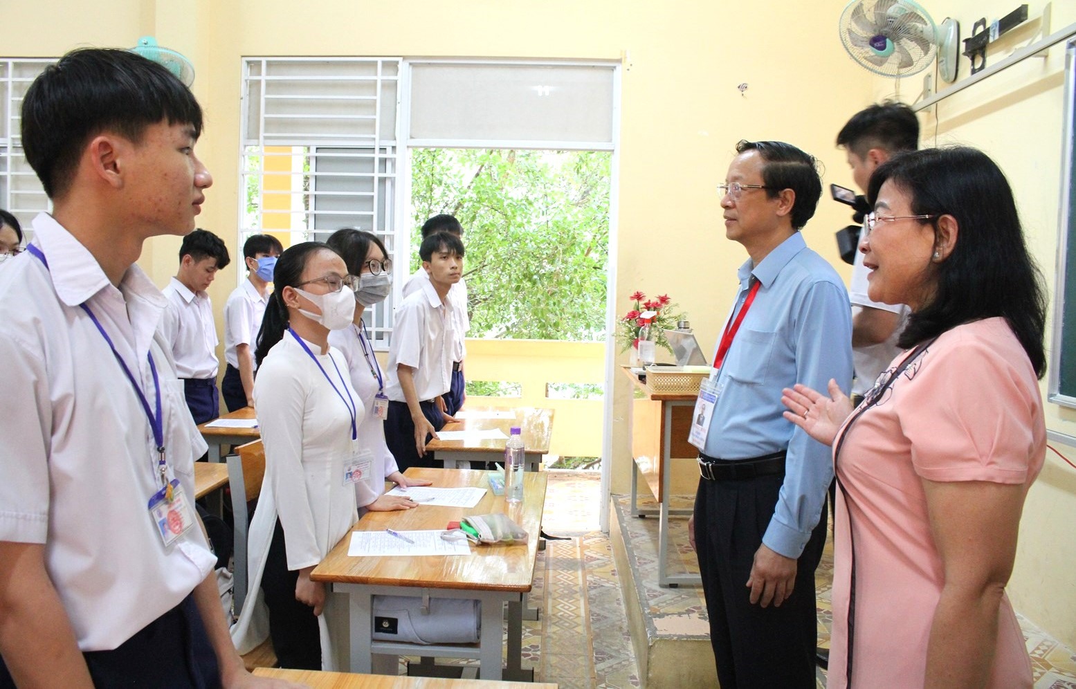 Thứ trưởng Bộ Giáo dục Đào tạo Phạm Ngọc Trưởng kiểm tra công tác chuẩn bị thi tại tỉnh Bạc Liêu. Ảnh: Nhật Hồ