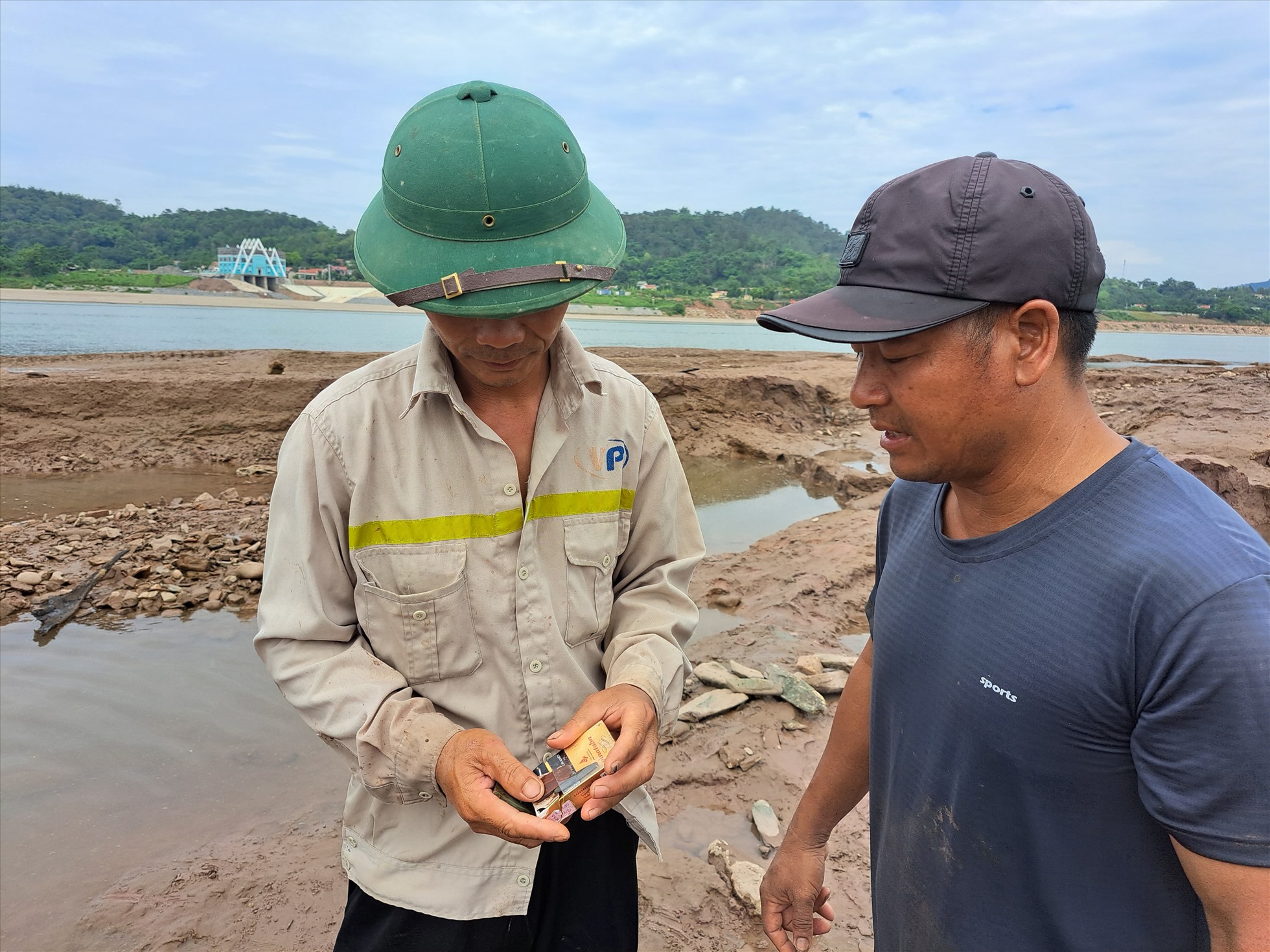 Giữa trưa, người dân xã Đồng Trung, huyện Thanh Thủy, Phú Thọ vẫn ra giữa sông tìm cổ vật. Ảnh: Khánh Linh