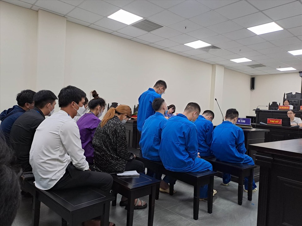 Phiên toà xét xử 12 bị cáo trong vụ án làm giả giấy phép lái xe. Ảnh: Quang Việt