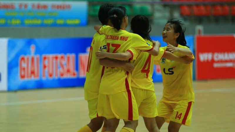 Câu lạc bộ futsal nữ TPHCM giành chiến thắng 3-2 trước Sơn Luxsen. Ảnh: VFF
