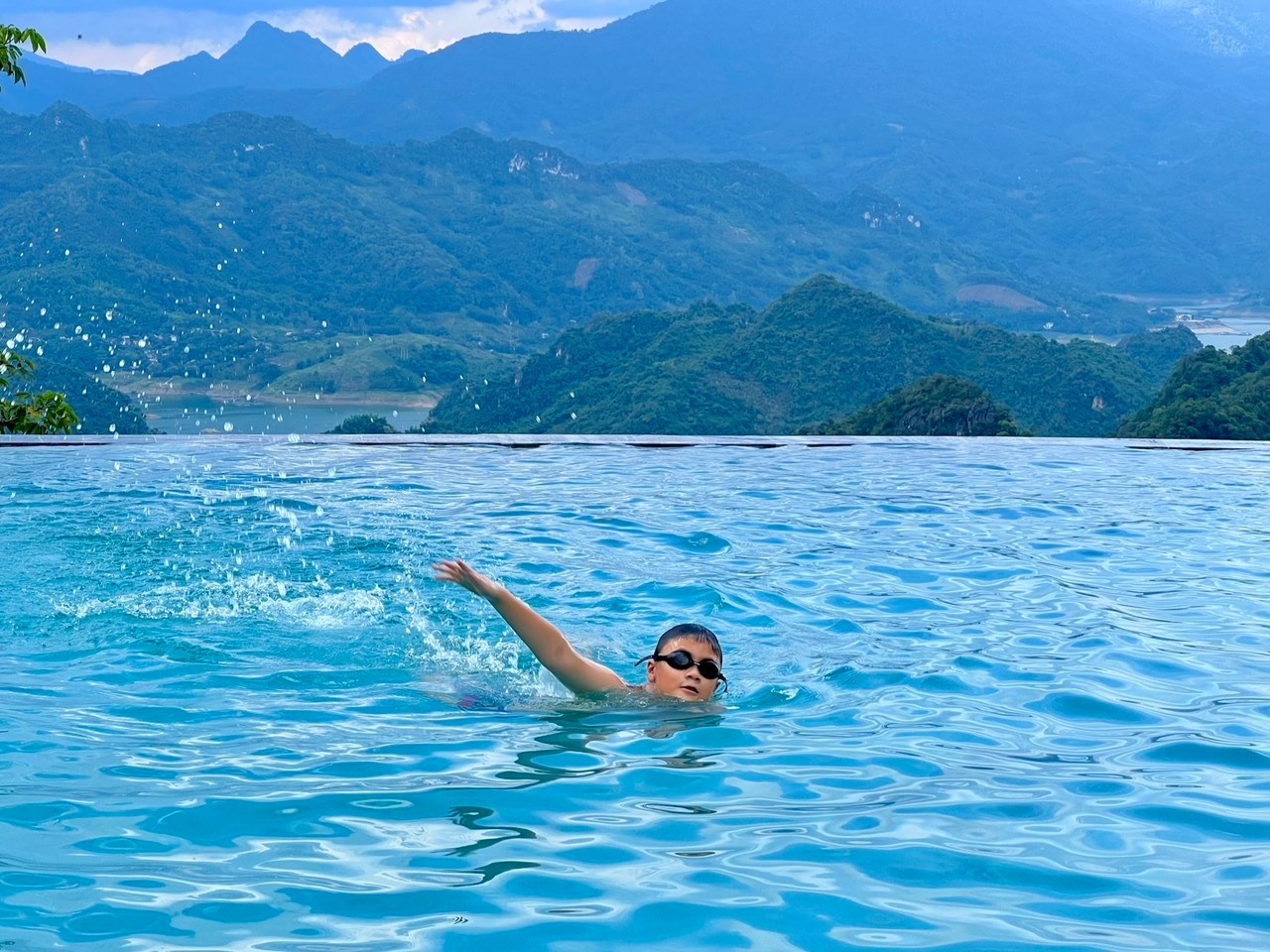 Bể bơi vô cực view núi rừng và lòng hồ sông Đà. Ảnh: Gia Minh