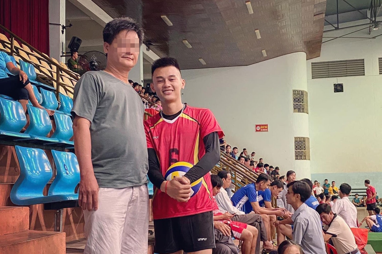 Phan Công Khanh (phải) cần giã kể từ sự nghiệp bóng chuyền có tính chuyên nghiệp Khi bám gặp chấn thương thừng chằng ngón tay. Ảnh: Facebook nhân vật