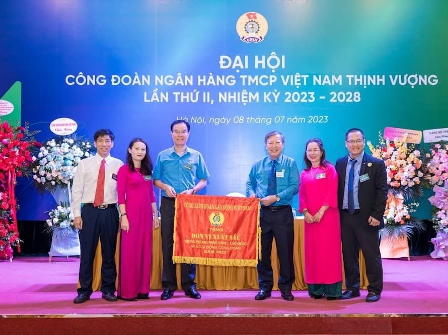 Công đoàn Ngân hàng VPBank nhận Cờ thi đua của Tổng LĐLĐVN. Ảnh: CĐ Ngân hàng Việt Nam