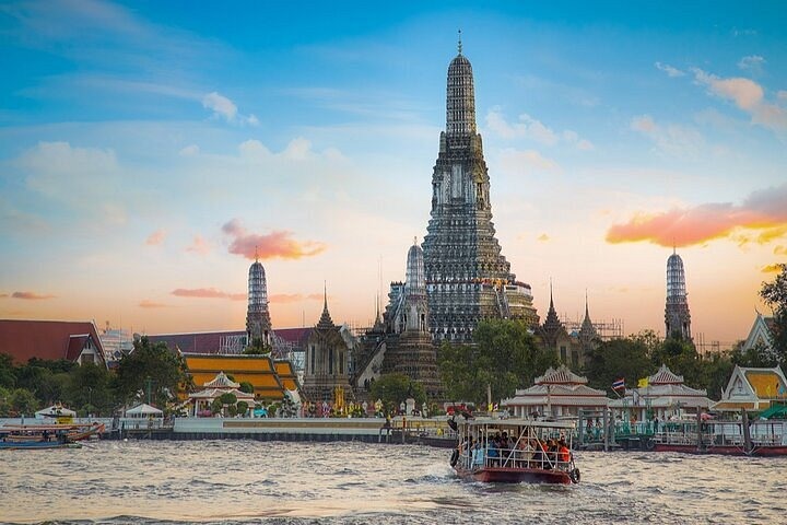 Wat Arun nổi tiếng với bảo tháp có kiến trúc tráng lệ được trang trí lộng lẫy bằng gạch đầy màu sắc và các mảnh sứ Trung Quốc. Ảnh: Tripadvisor