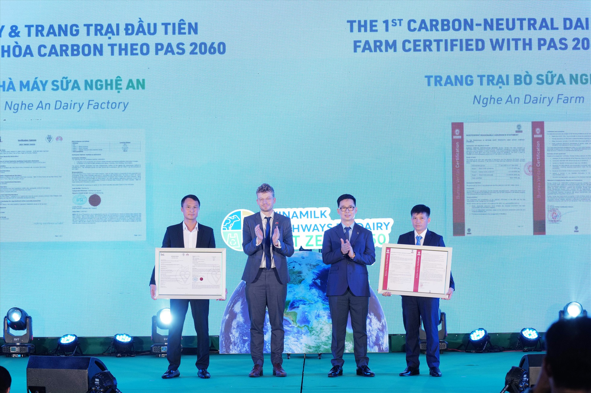 Vinamilk nhận chứng nhận Nhà máy và trang trại đạt trung hòa carbon theo tiêu chuẩn PAS 2060:2014. Ảnh: Vinamilk