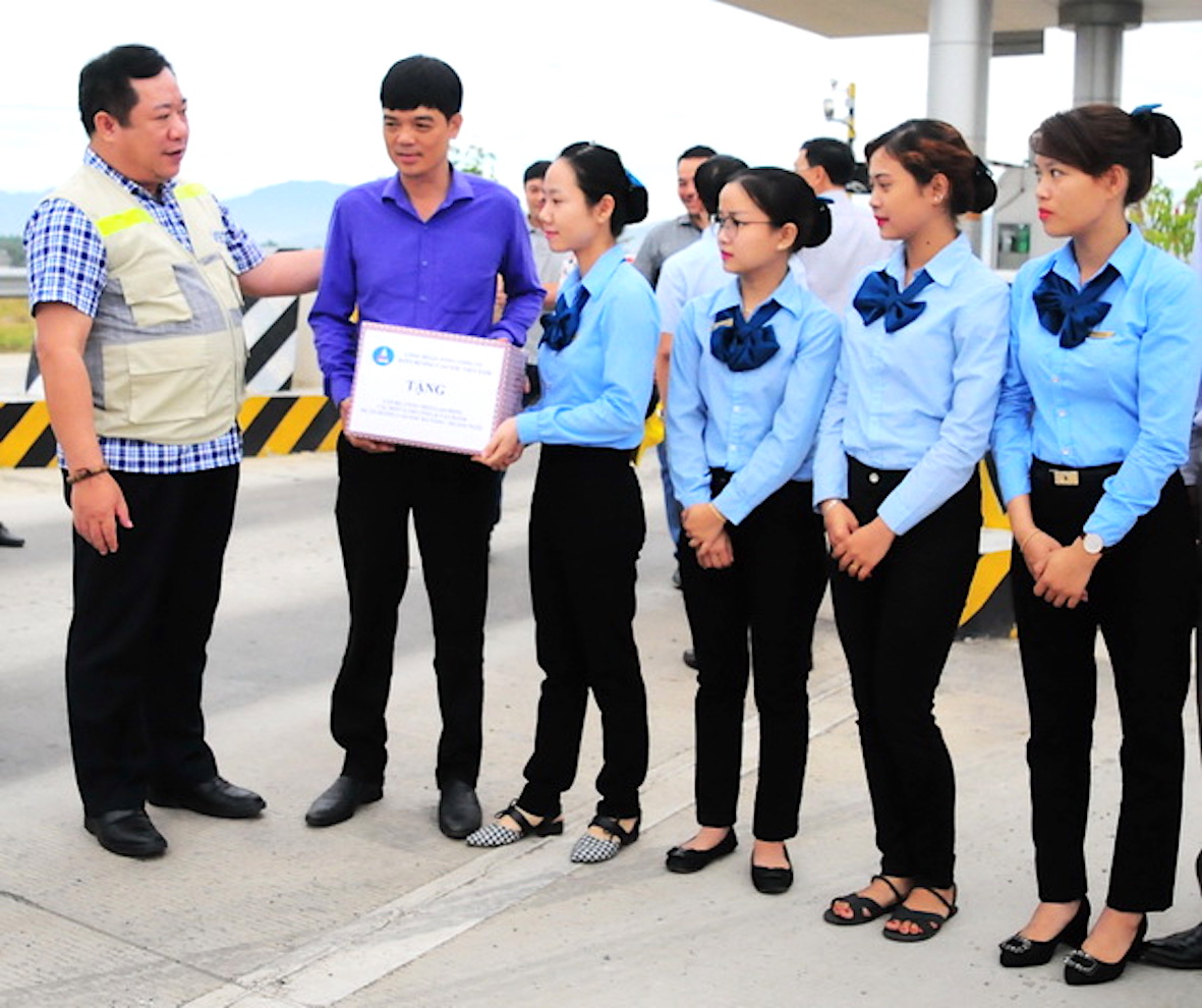 Chủ tịch Công đoàn VEC Nguyễn Văn Nhi tặng quà và động viên người lao động. Ảnh: Công đoàn VEC