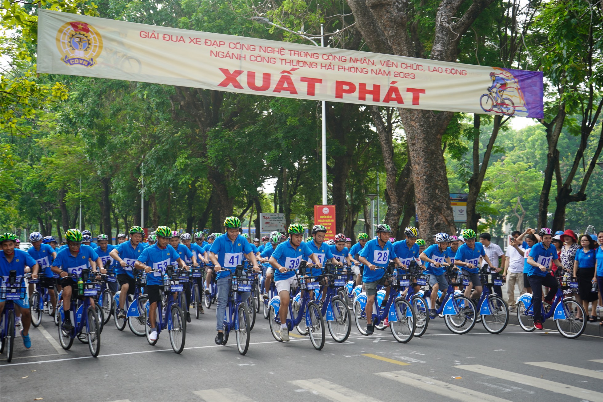 Giải đua xe đạp là hoạt động chào mừng kỷ niệm 94 năm ngày thành lập Công đoàn Việt Nam, chào mừng Đại hội Công đoàn thành phố lần thứ 15. Ảnh: Mai Dung