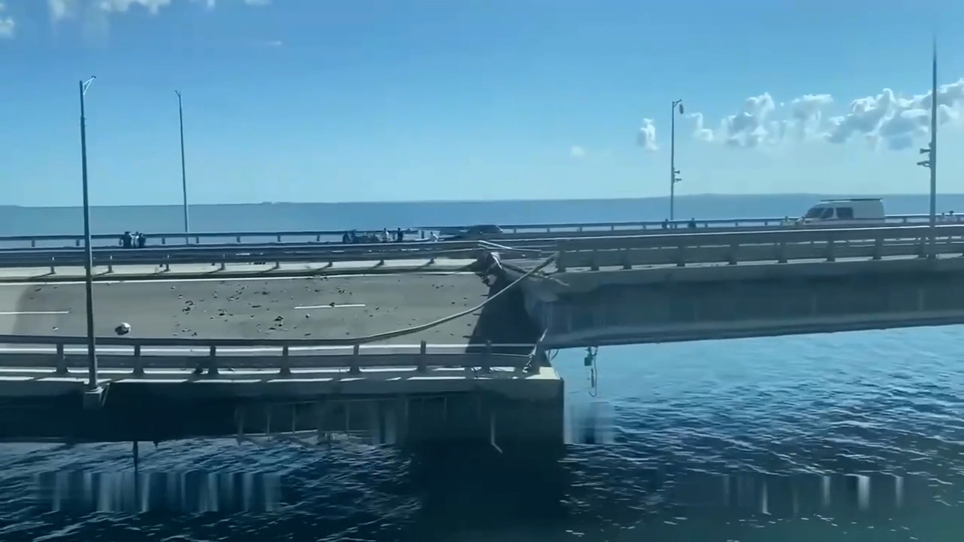 Ảnh chụp màn hình từ video cho thấy cầu Crimea bị hư hại vào ngày 17.7.2023.
