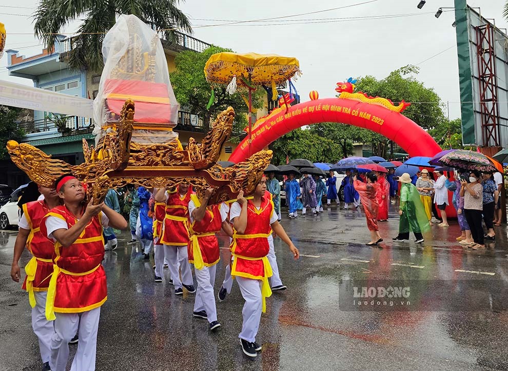 Lễ nghênh thân có 18 đoàn rước. Ảnh: Đoàn Hưng