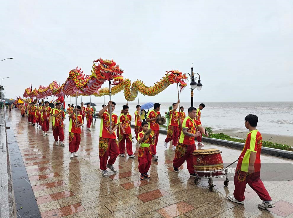 Đoàn rước được đẩy nhanh tốc độ di chuyển và rút ngắn cung đường. Ảnh: Đoàn Hưng