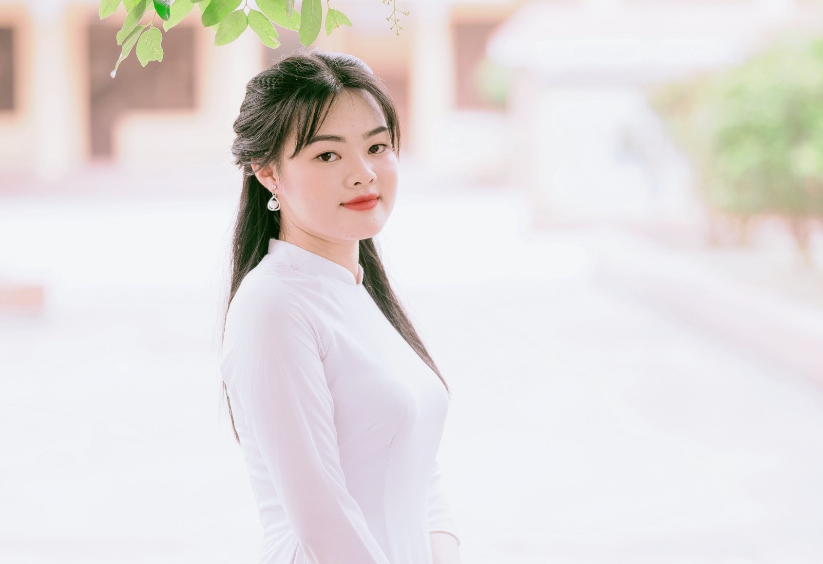 Em Phạm Thị Vân Anh - học sinh lớp 12A1, Trường THPT Nguyễn Bỉnh Khiêm (Hải Phòng) trở thành thủ khoa khối D01 toàn quốc với 28,9 điểm. Ảnh: Nhân vật cung cấp