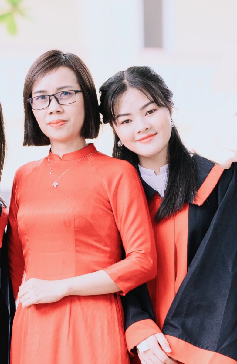 Phạm Thị Vân Anh - thủ khoa khối D01 toàn quốc năm 2023 chụp ảnh lưu niệm cùng cô giáo chủ nhiệm