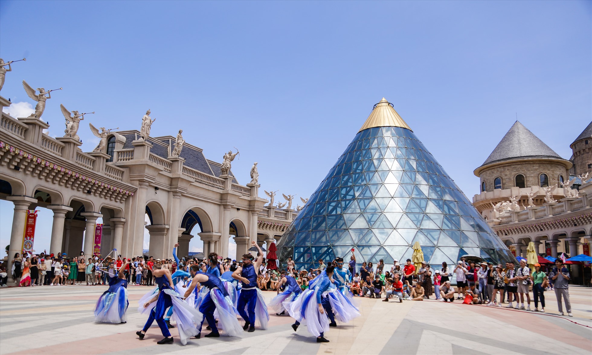 Sun World Ba Na Hills luôn làm mới mình để du khách bất ngờ sau mỗi lần trở lại. Ảnh: Sun Group