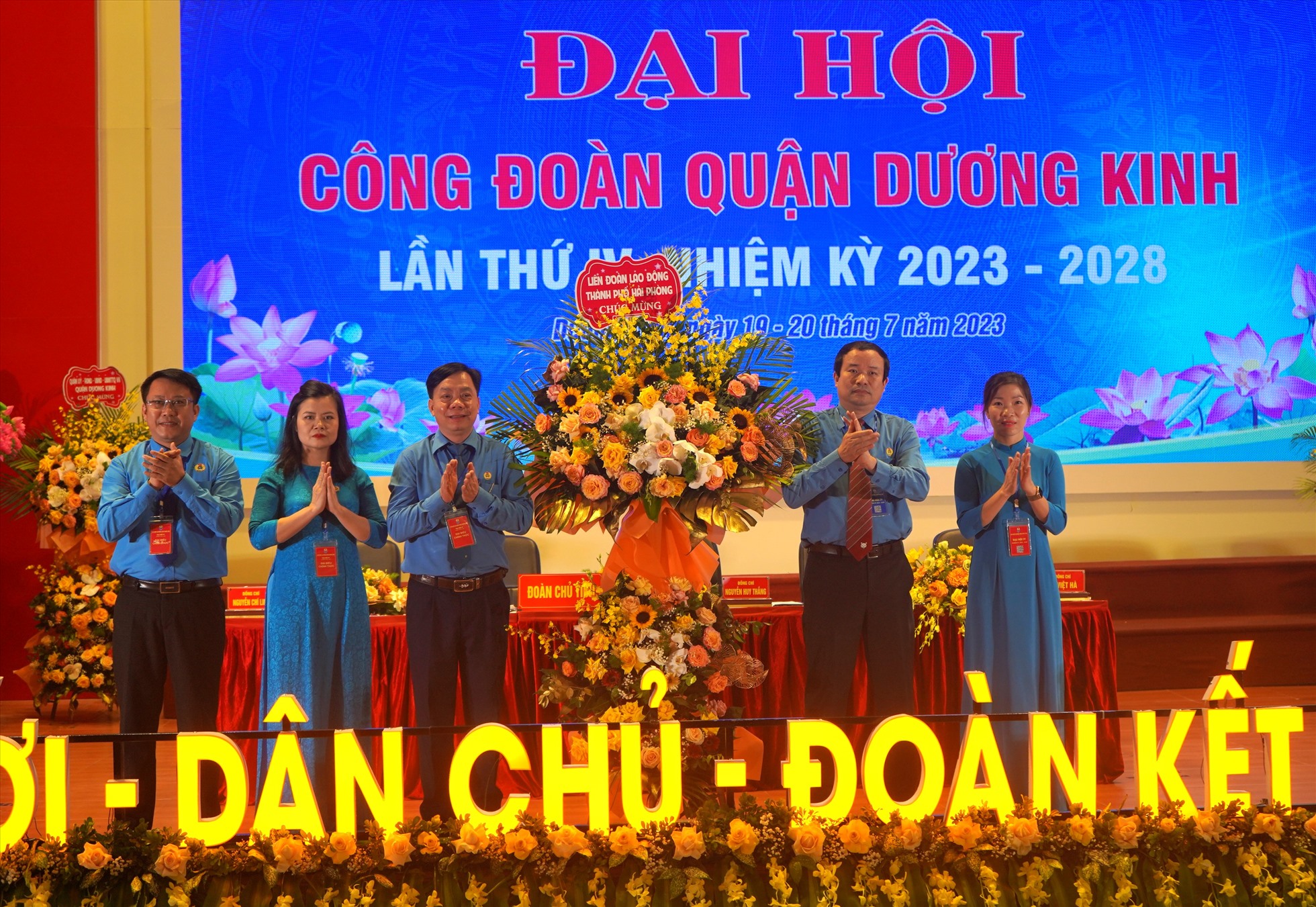 Lãnh đạo LĐLĐ TP.Hải Phòng tặng hoa chúc mừng Ban Chấp hành LĐLĐ quận Dương Kinh nhiệm kỳ 2018-2023. Ảnh: Mai Dung
