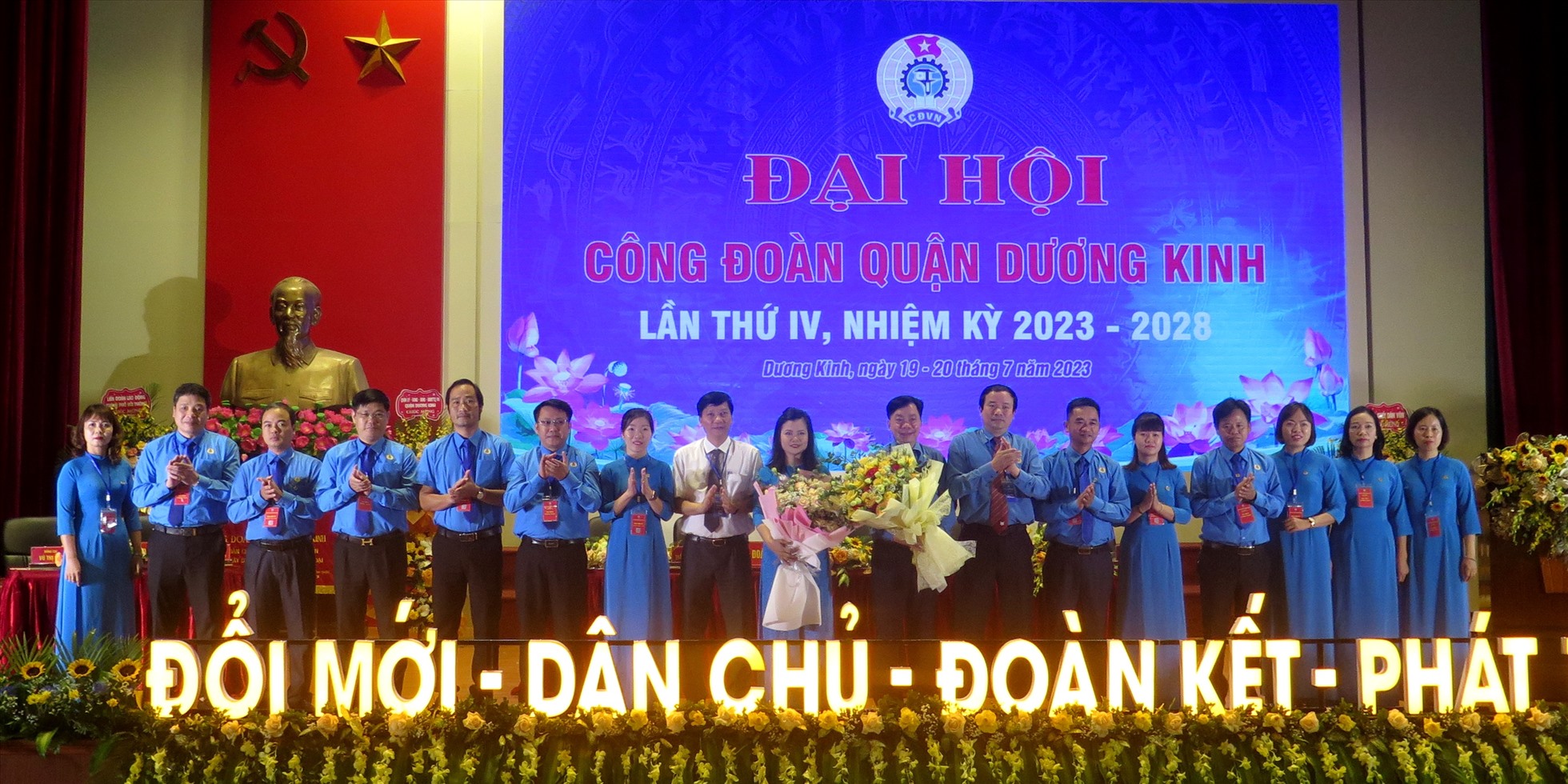 Ban Chấp hành Liên đoàn Lao động quận ra mắt đại hội.