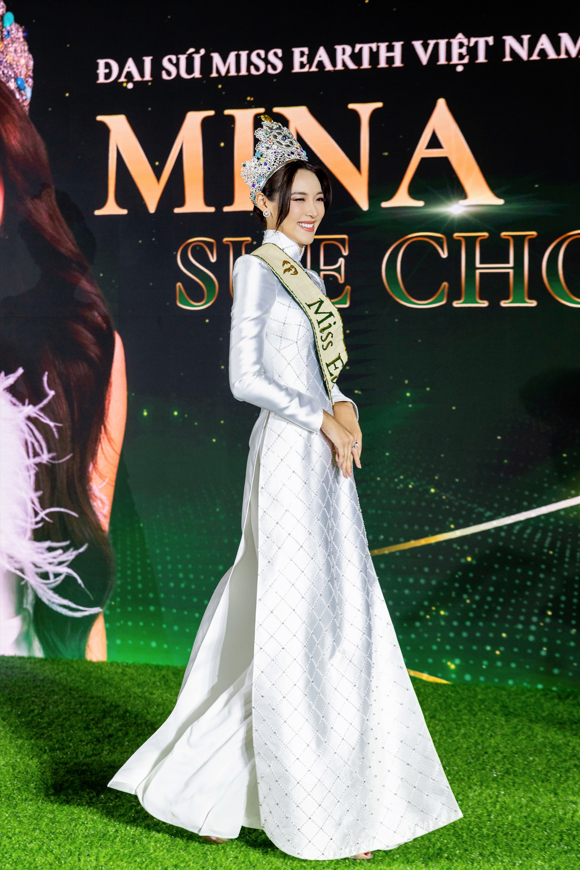 Hoa hậu Mina Sue Choi diện áo dài tham gia sự kiện tại Việt Nam. Ảnh: BTC.
