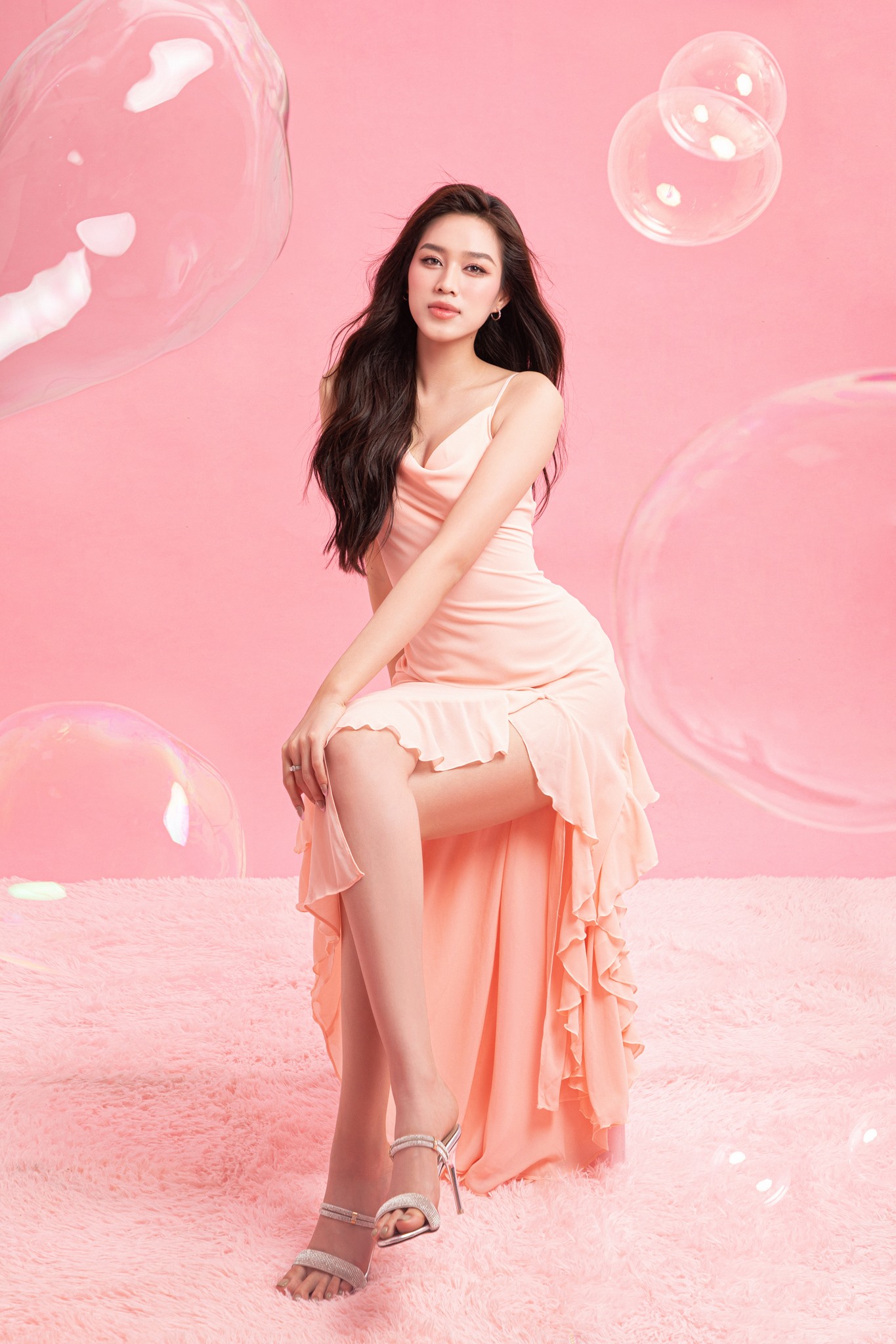 Mừng sinh nhật tuổi 22 (ngày 20.7), Đỗ Thị Hà đã tung ngay một bộ ảnh mới ngọt ngào của mình trong concept tông hồng - trắng. Nhan sắc và thần thái của nàng hậu ngày một hoàn thiện.