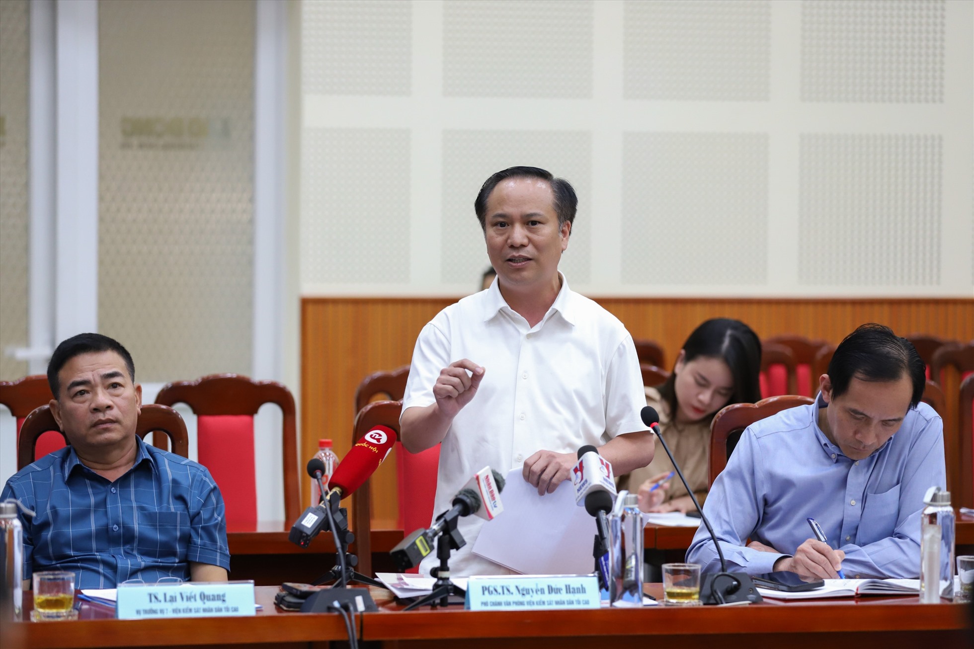 Ông Nguyễn Đức Hạnh, Phó Chánh Văn phòng Viện Kiểm sát nhân dân tối cao trình bày tham luận về một số thủ đoạn vi phạm pháp luật trong việc trốn đóng BHXH bắt buộc, việc truy cứu trách nhiệm và kiến nghị, đề xuất.