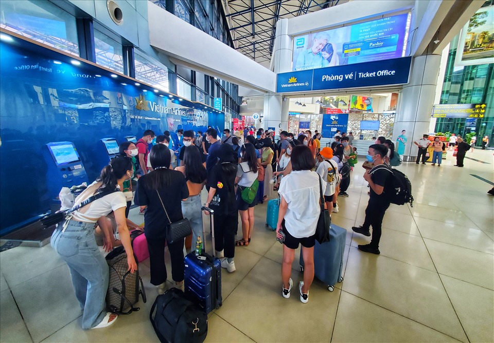 Một đoàn khách làm thủ tục tại quầy check in tự động ở sân bay Nội Bài vào tháng 6.2022. Ảnh: Tô Thế