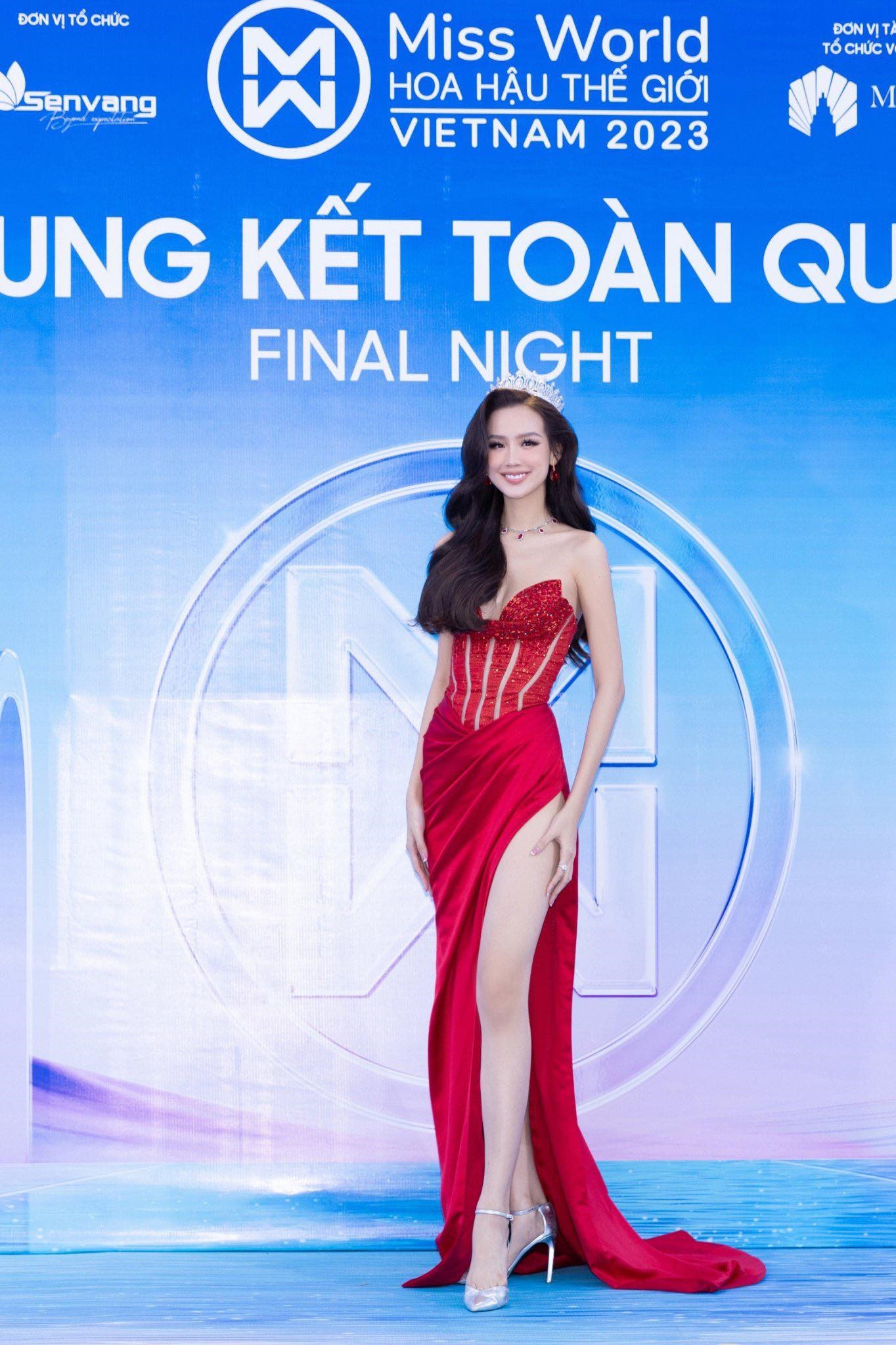 Top 3 Miss World Việt Nam 2022 lộng lẫy tại thảm đỏ đêm chung kết. Ảnh: Sen Vàng