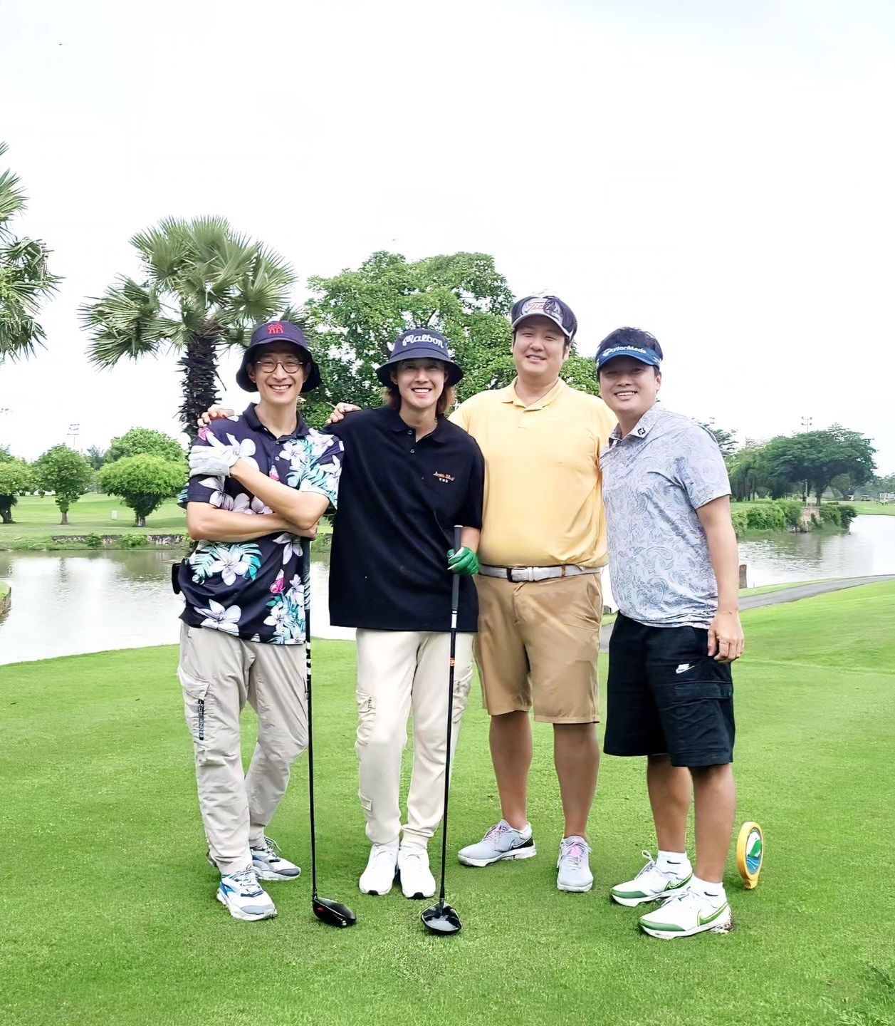 Anh đánh golf cùng bạn bè, thưởng thức ẩm thực Việt Nam và ngắm đường phố, cảnh quan ở TPHCM.