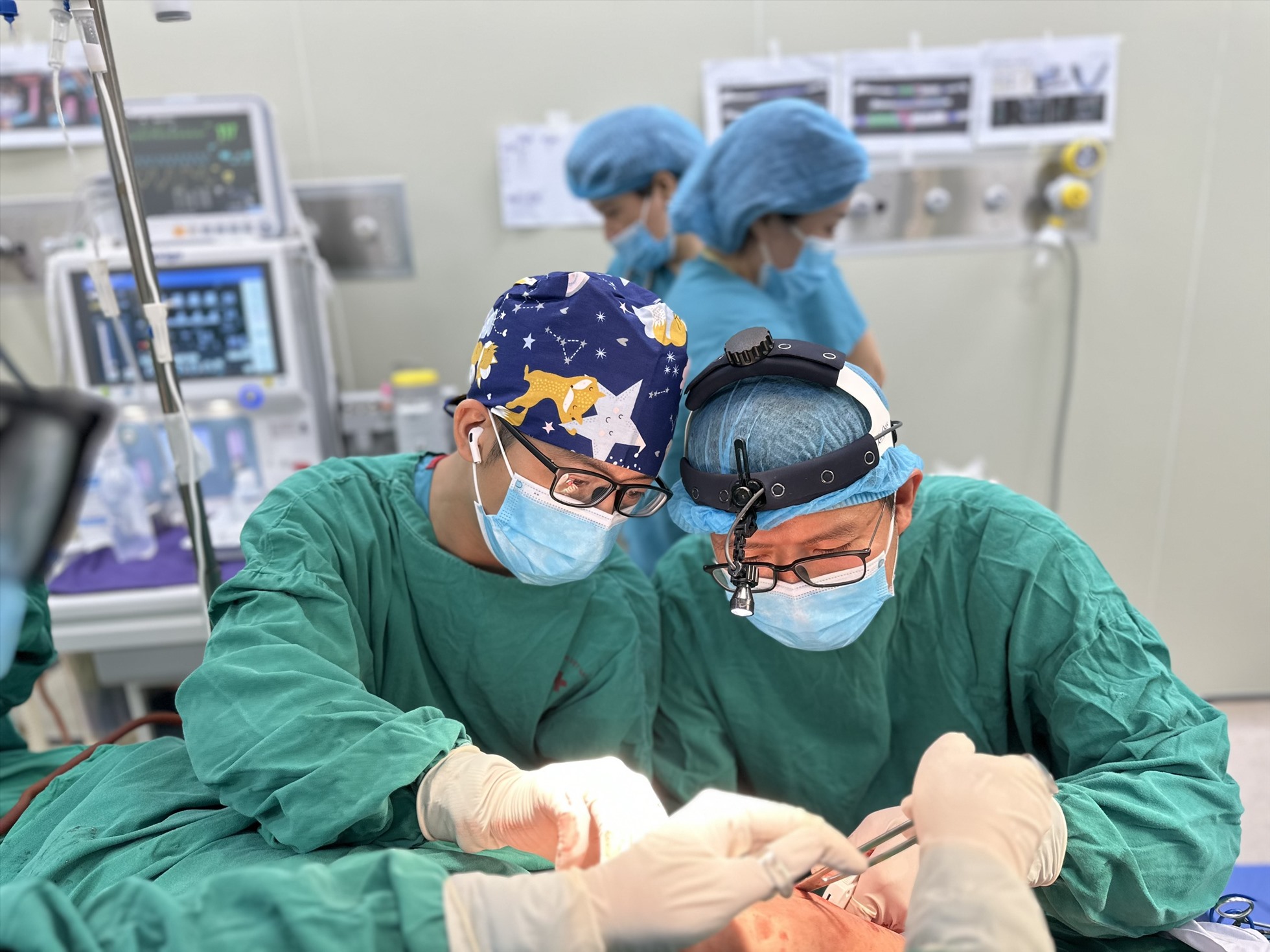 Các bác sỹ Khoa Phẫu thuật hàm mặt (Bệnh viện Hữu nghị Việt Nam-Cu Ba) thực hiện một ca phẫu thuật cho bệnh nhân. Bệnh viện cung cấp