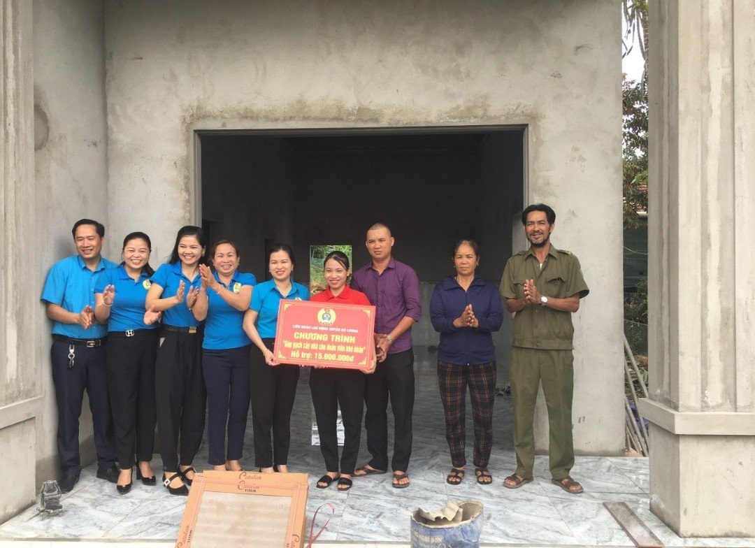 Lãnh đạo LĐLĐ huyện Đô Lương trao hỗ trợ từ Chương trình cho gia đình chị Doãn Thị Hường - Đoàn viên công đoàn Trường Mầm non Lam Sơn.