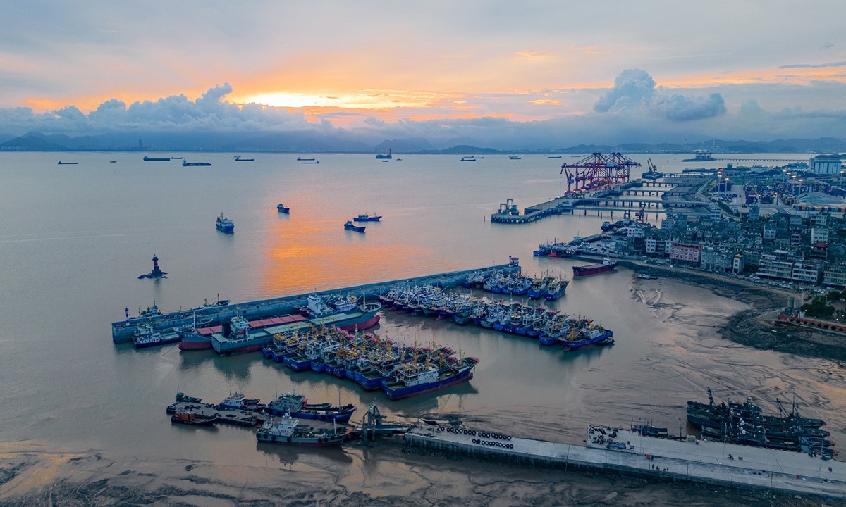 Các tàu đánh cá trở về cảng trú ẩn ở Thái Châu (tỉnh Chiết Giang) do bão Doksuri. Ảnh: VCG