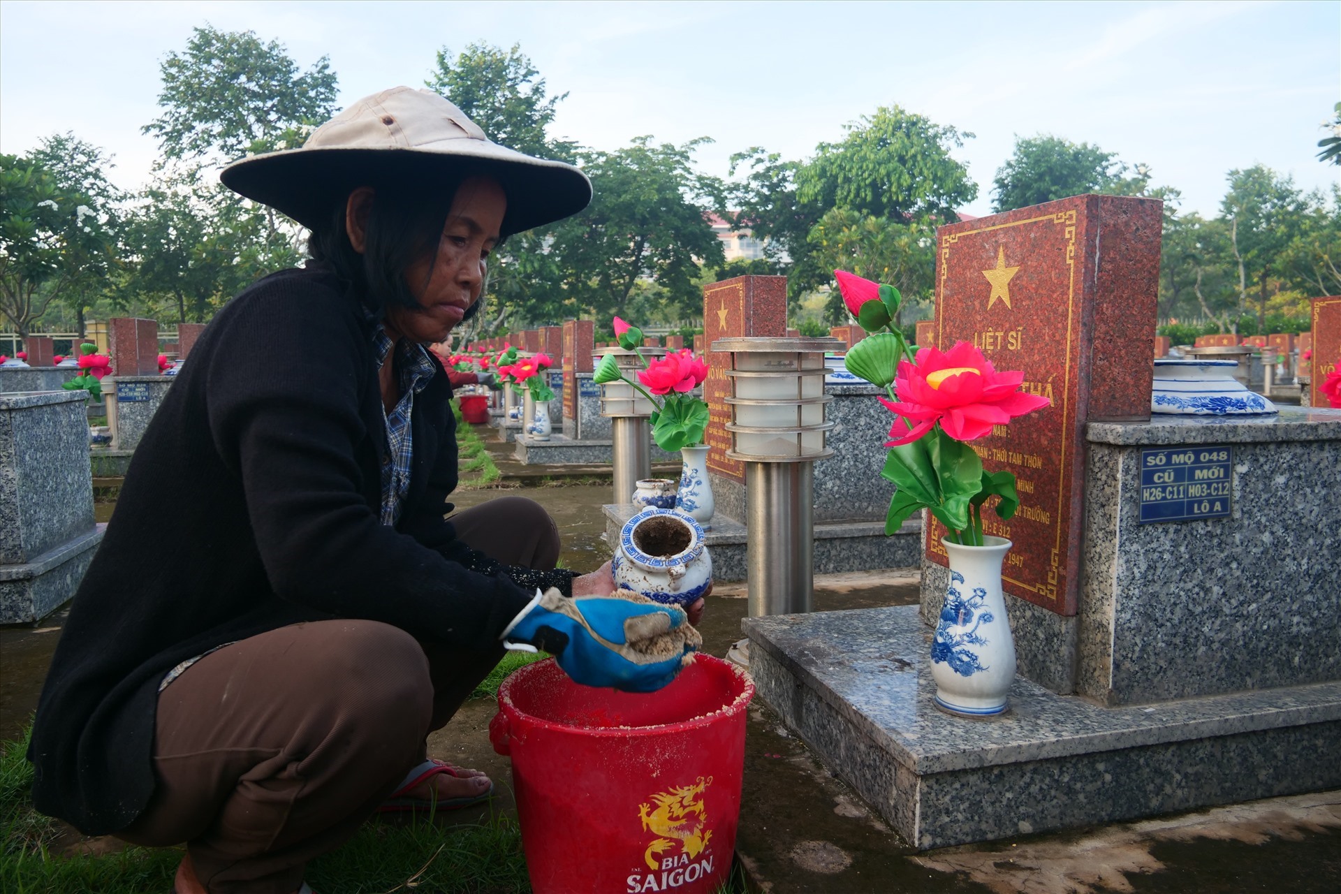 Bà Nguyễn Thị Ngọc Hiệp tại Nghĩa trang Liệt sĩ huyện Hóc Môn. Ảnh: Anh Tú
