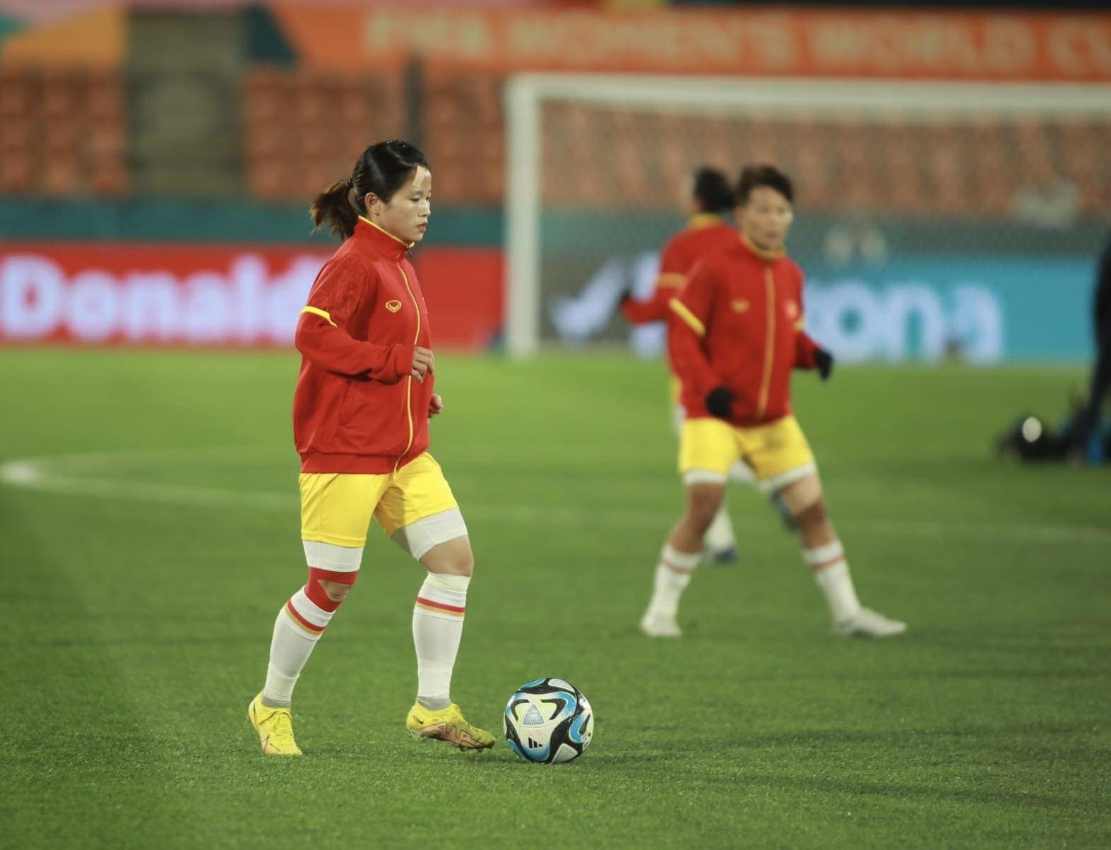 Các cầu thủ tuyển nữ Việt Nam khởi động trước trận đấu. Ảnh: Hoàng Công